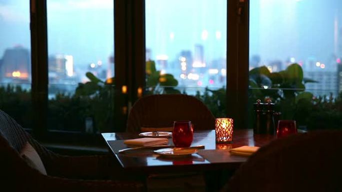 高清：以城市景观为背景的浪漫餐桌