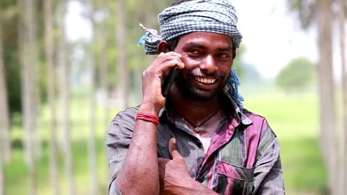 男人在手机上聊天缅甸缅北诈骗电话