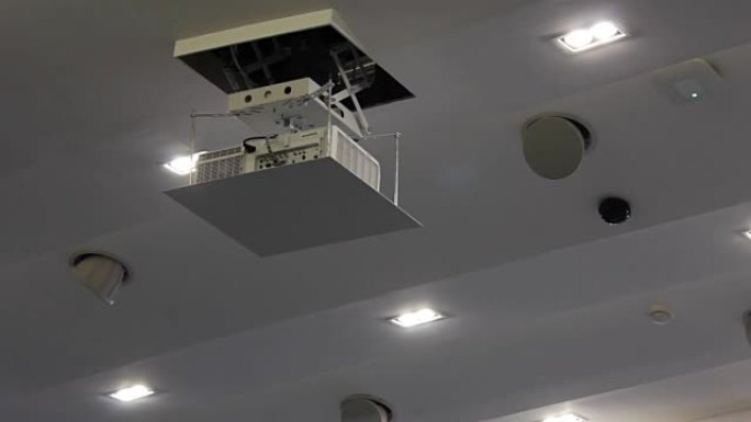 升降投影仪保持在天花板上。第一部分