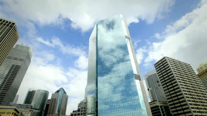 悉尼的商业区低角度仰拍玻璃反光金融商务区