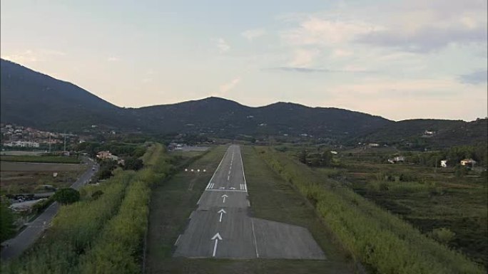 黄昏接近玛丽娜迪坎波机场-鸟瞰图-托斯卡纳，利沃诺省，Campo nell'Elba，意大利