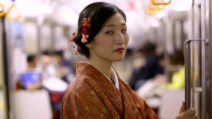 地铁里穿着和服的日本女孩