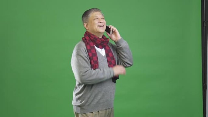 穿着灰色套头衫和红色围巾的亚洲老人4k