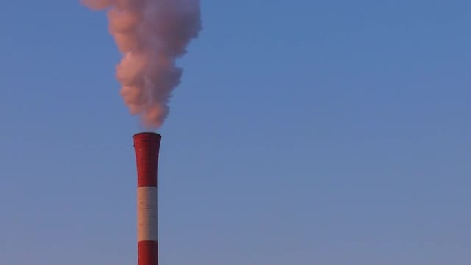 供暖厂烟囱产生的污染烟雾