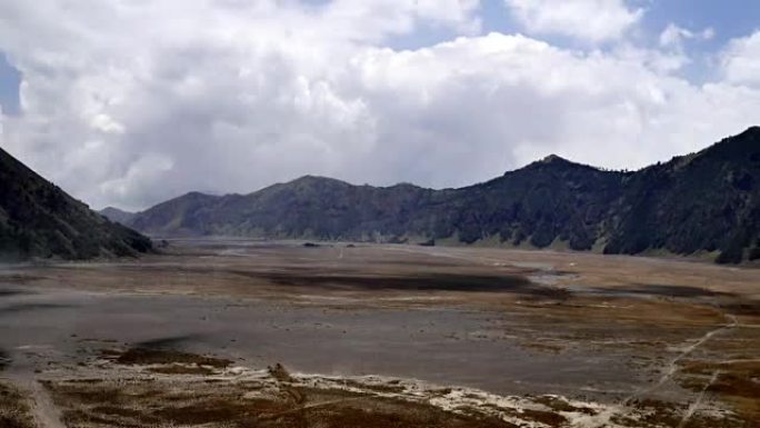 印度尼西亚布罗莫腾格尔塞梅鲁国家公园火山谷的云景时间流逝 (4k)