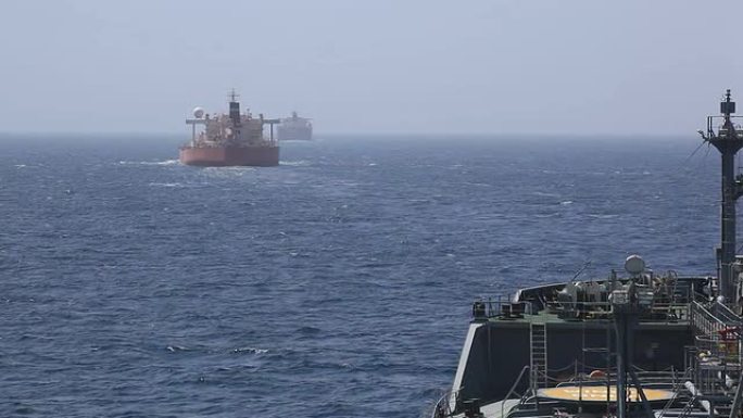 索马里海岸附近的反海盗护卫舰。