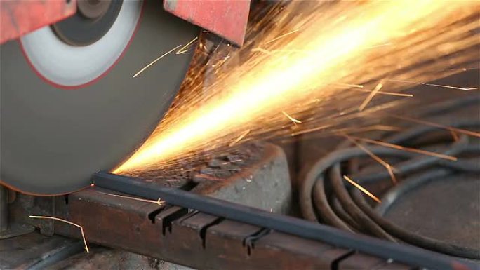 工人切割金属切割机钢条切割工业火花