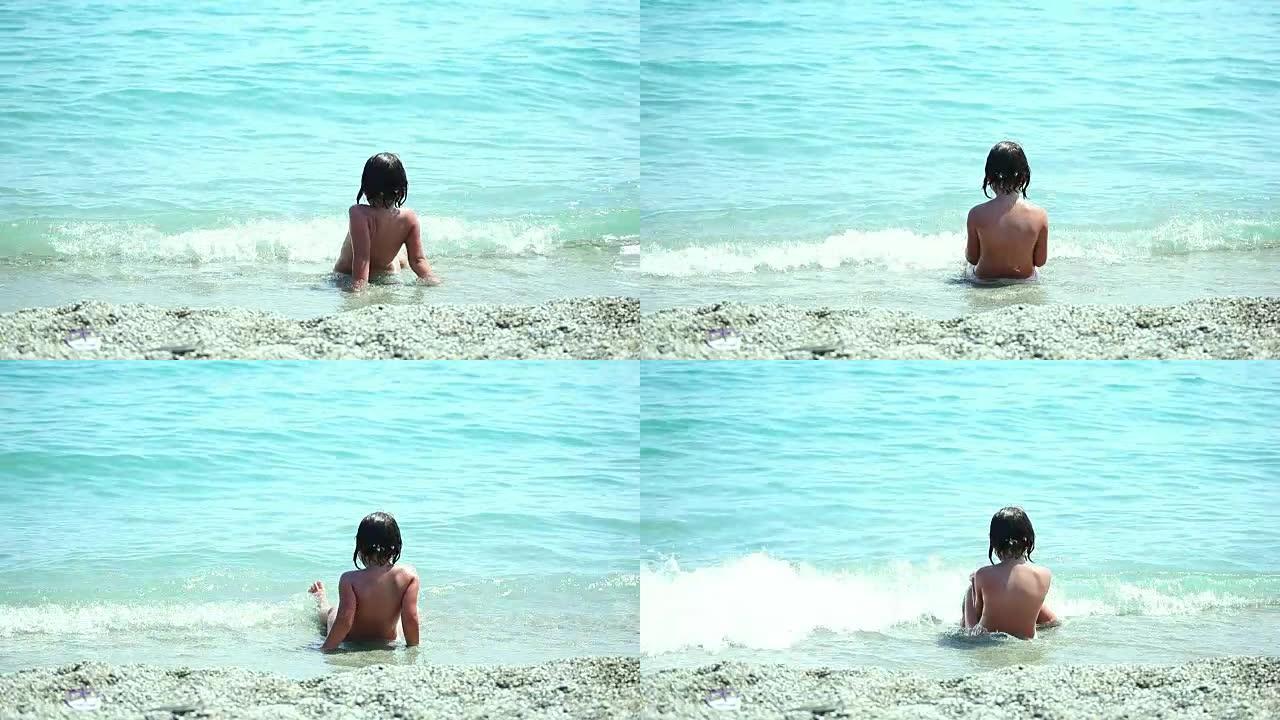 美丽的小女孩在海滩上放松