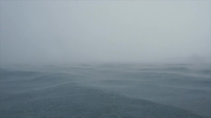 海上下雨海上下雨大海暴风雨乘风破浪