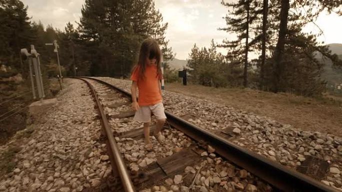 一个小女孩喜欢第一次坐火车。窗外的山景。