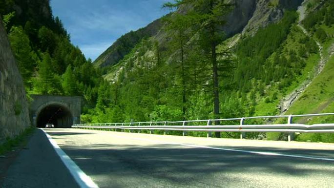 跑车驶出隧道跑车驶出隧道