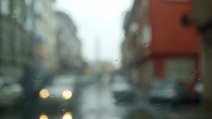 雨天雨点打在车窗上压抑情绪雨水模糊视线