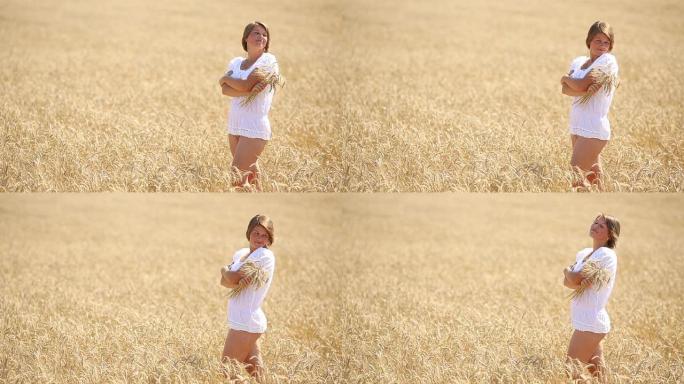 麦田里美丽的年轻女子