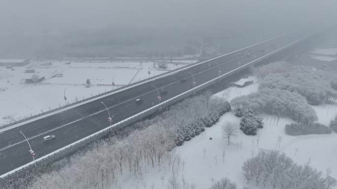 冬季下雪道路