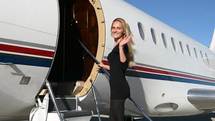 女子乘坐私人飞机登机