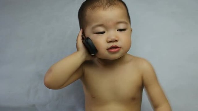 亚洲婴儿在手机上胡言乱语，CU
