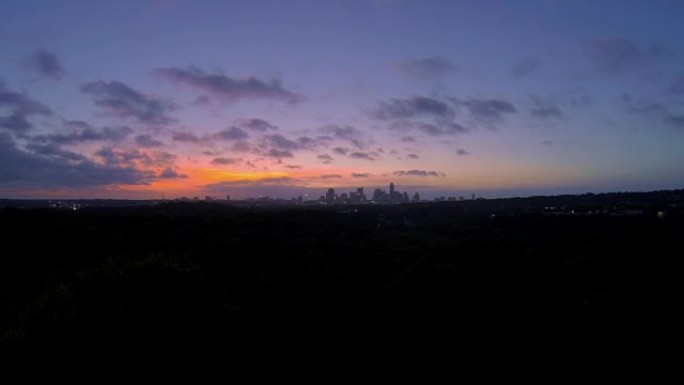 一生中一次戏剧性的日出，从夜晚到白天，奥斯汀德克萨斯州市中心的天际线城市景观，随着太阳从远广角从城市