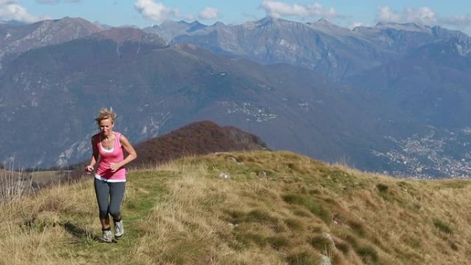 一名女子在山路上上坡