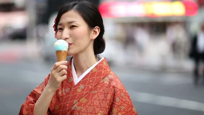 穿着和服的日本女孩在涩谷吃冰淇淋