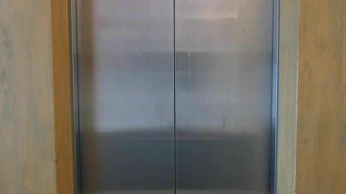 电梯门开启电梯开门直上直下