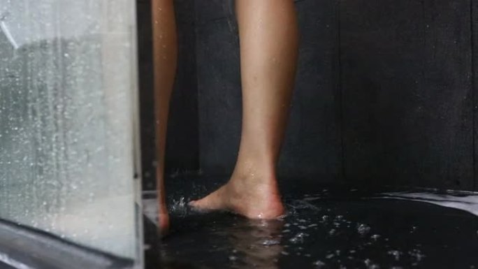 淋浴女人的腿，娃娃镜头