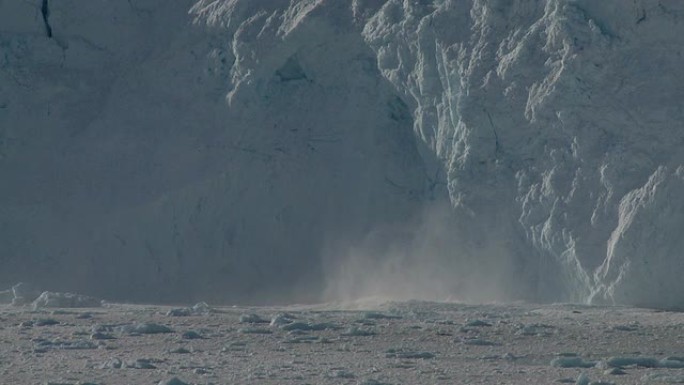 冰川崩解的波涛汹涌的大海