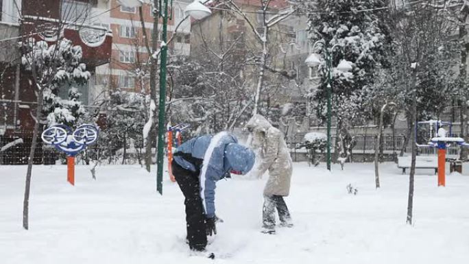 打雪仗外国人打雪仗雪地玩耍开心快乐