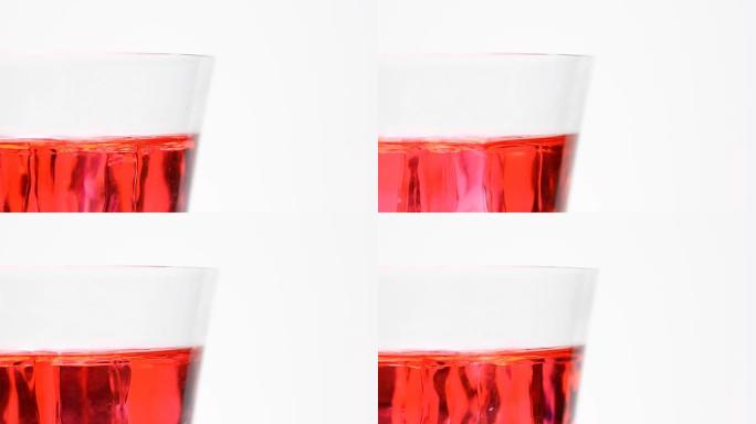 旋转一半: 红色水杯顶部的冰