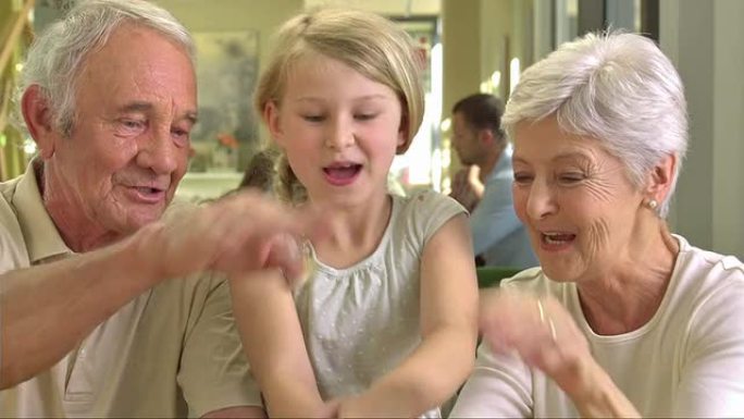 MS的祖父母和孙女进行视频通话