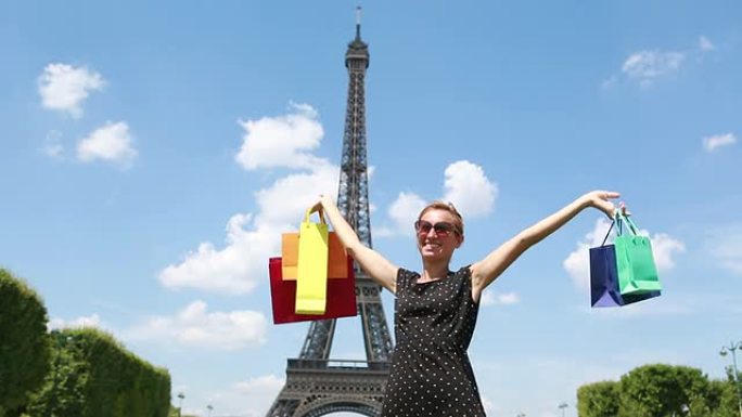 女人在巴黎购物