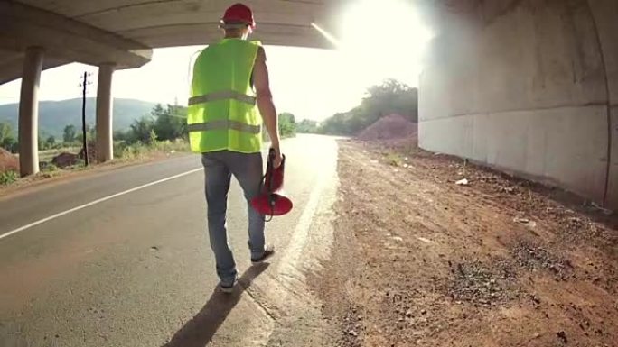 带扩音器的建筑工人