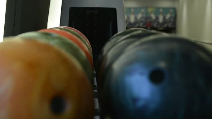 多色保龄球和机器