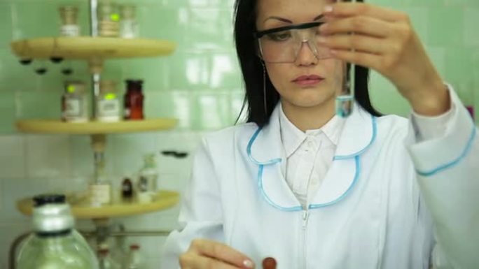 女科学家在实验室里研究不同的化学物质