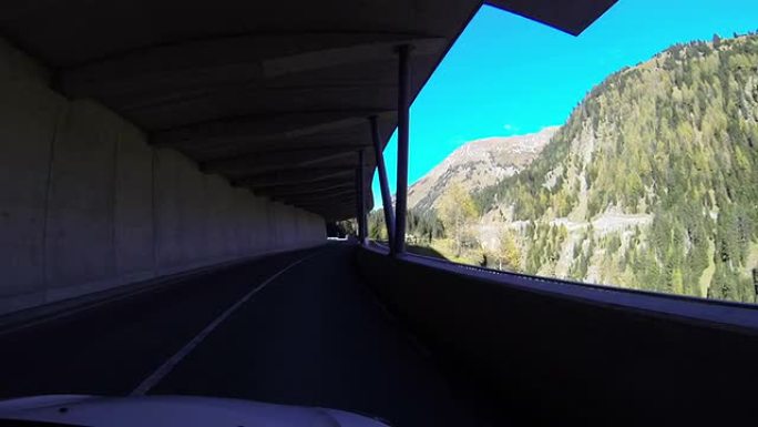 汽车在山口行驶，进入隧道