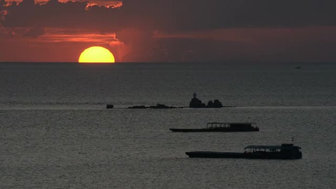 泰国芭堤雅市日落海上渔船黄昏海面落日