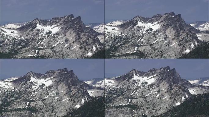 从比特鲁特山脉下降到东部-鸟瞰图-蒙大拿州，拉瓦利县，直升机拍摄，航空视频，cineflex，建立镜