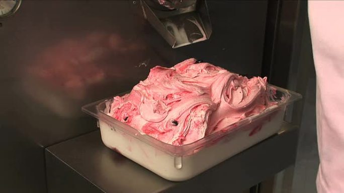 树莓冰淇淋。