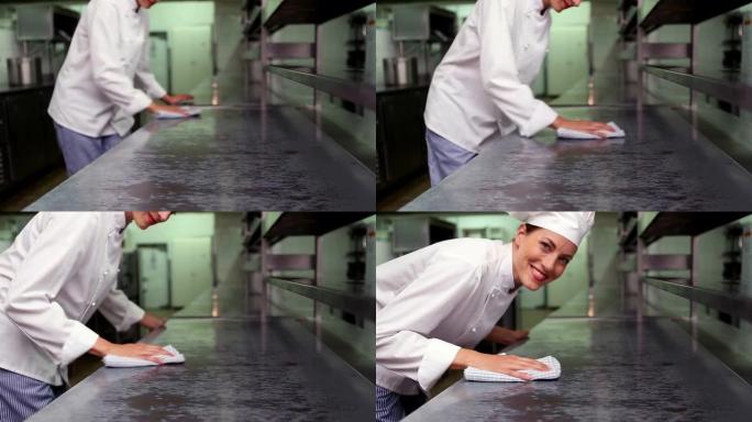 快乐的厨师在擦拭柜台