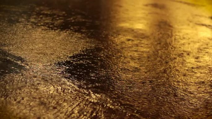 路上下雨