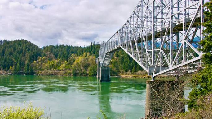 众神之桥钢架铁架桥河流流淌野外环境