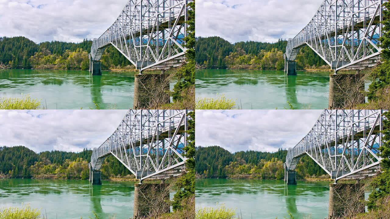 众神之桥钢架铁架桥河流流淌野外环境