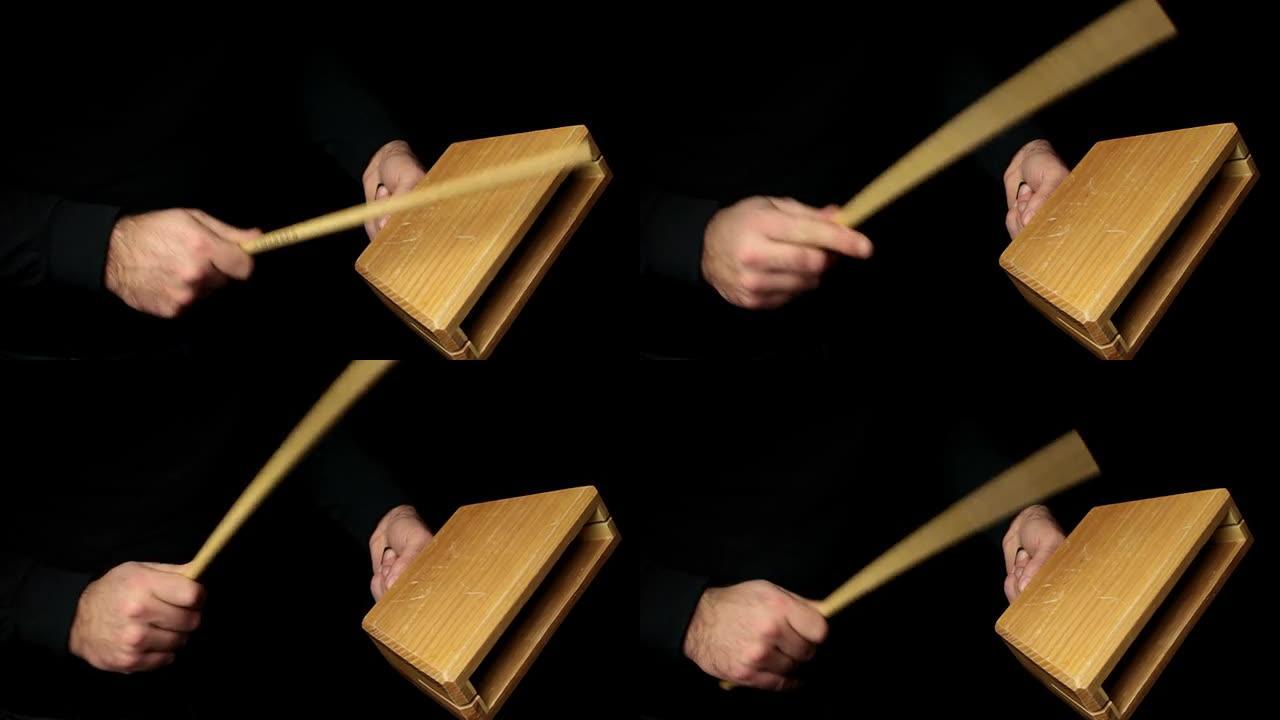 音乐家用木版敲击乐器演奏节奏