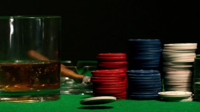 白色筹码在赌场桌子上掉落和弹跳