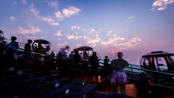 2014年11月22日，中国广州：日落时分，摩天轮和广州塔景点上的游客，中国广州