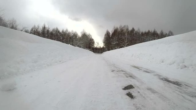 雪地冬季公路行驶行驶车窗外汽车第一视角