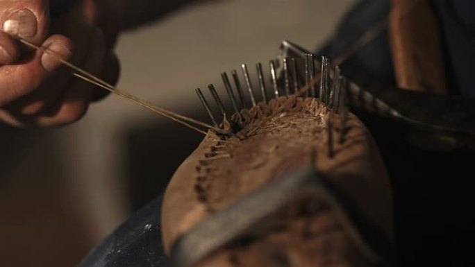 高清超慢动作: 鞋匠缝制鞋面到鞋垫