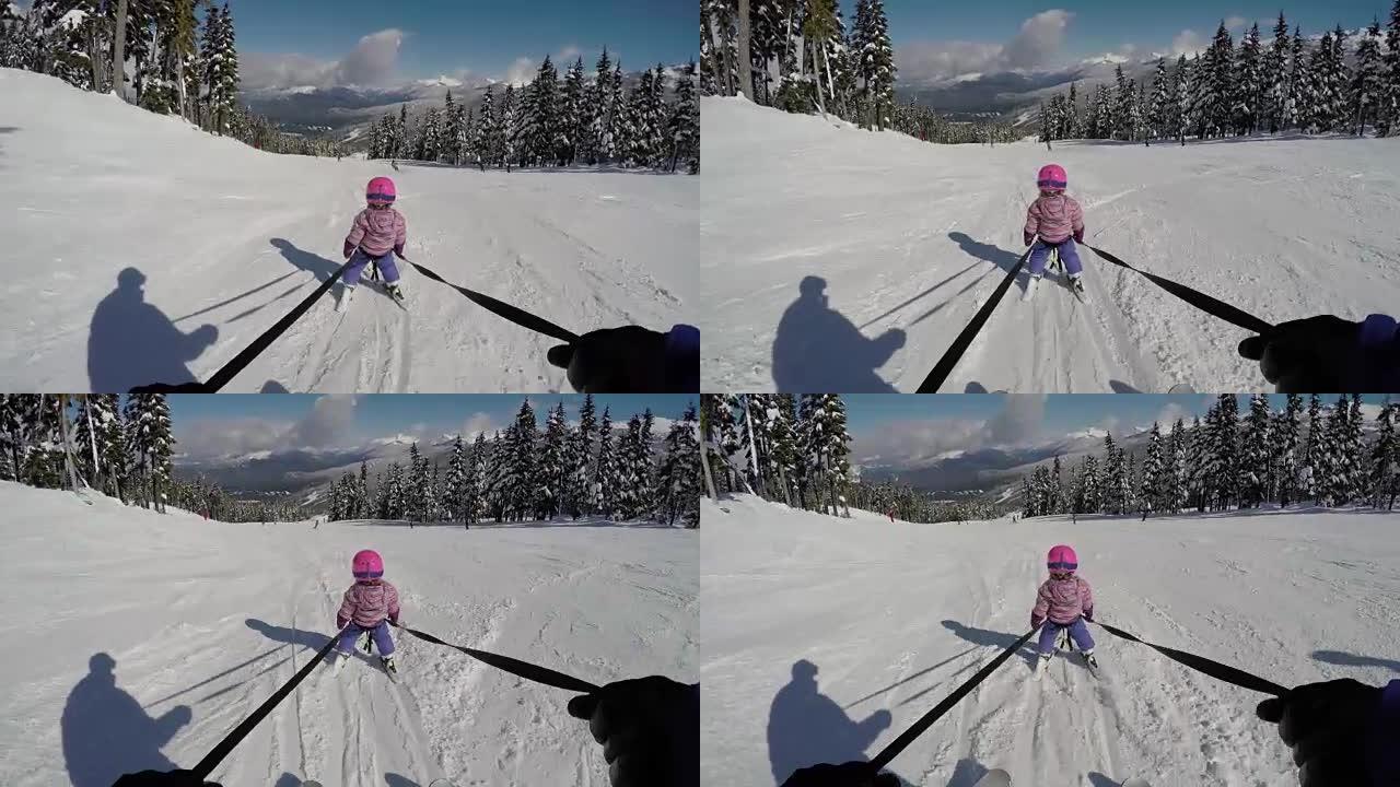 年轻女孩学习滑雪引导保护小女孩