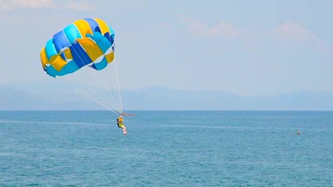 在海上滑翔伞海上滑翔伞海上运动海边度假项