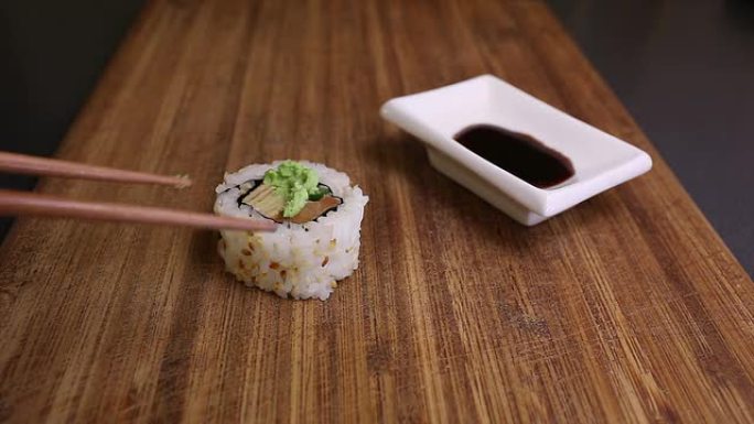 吃uramaki寿司