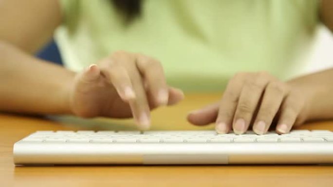 多莉镜头：大学生打字键盘，特写